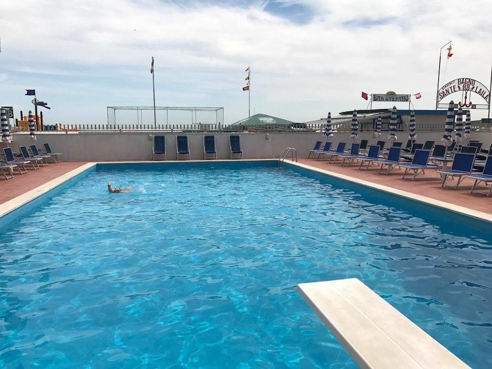 Hotel Majestic Pesaro Bagian luar foto