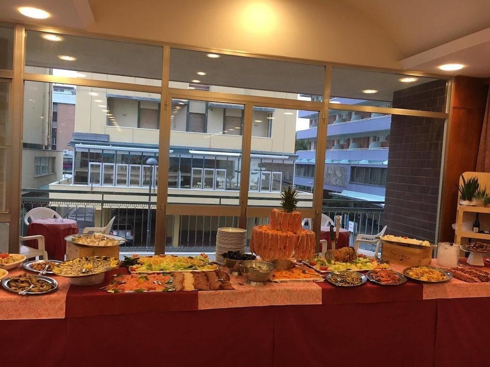 Hotel Majestic Pesaro Bagian luar foto